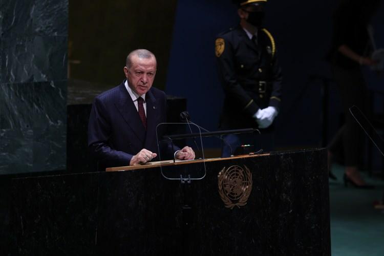 <p>Türkiye Cumhurbaşkanı Recep Tayyip Erdoğan, Birleşmiş Milletler (BM) Genel Kurul Salonu'nda BM'nin 76. Genel Kurulu görüşmelerinde katılımcılara hitap etti.</p>