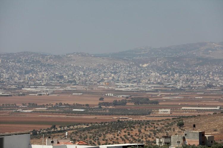 <p><strong>- İsrail tehdidi</strong></p>
<p>Öte yandan İsrail Genelkurmay Başkanı Aviv Kochavi, Cenin ya da Gazze Şeridi'ne yönelik askeri operasyon düzenlenmesinin uzak bir ihtimal olmadığını ifade etmişti.</p>
<p>Kochavi, İsrail'in Kanal 12 televizyonuna verdiği demeçte, planların yürürlükte olduğunu, olayların tekrarlaması halinde ihtiyaç duydukları sıklıkta operasyon düzenleyeceklerini kaydetmişti.</p>
<p>İsrail Genelkurmay Başkanı, "Cenin kentinden ya da Cenin Mülteci Kampı'ndan düzenlenen saldırıların boyutunun artması halinde bu bölgede bir temizleme operasyonu yapılmasının kaçınılmaz olabileceğini" söylemişti.</p>