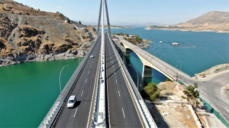 <p>Ulaştırma ve Altyapı Bakanlığı Karayolları Genel Müdürlüğünce 2014 yılında yapımına başlanan Doğu ve Güneydoğu Anadolu bölgeleri ile Orta Anadolu, Ege ve Akdeniz bölgelerini birbirine bağlayan 660 metre uzunluğundaki yeni Kömürhan Köprüsü ve bağlantı tünelinin geçtiğimiz ocak ayında düzenlenen törenle resmi açılışı gerçekleştirilmişti. </p>

<p> </p>
