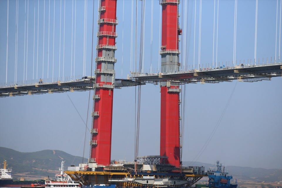 <p><strong>- "Simgelerin köprüsü"</strong></p>
<p>Özellikleri itibarıyla "simgelerin köprüsü" olarak anılan, mühendisliğindeki ince detaylarla öne çıkan, "dünyanın en uzun orta açıklıklı köprüsü" olacak 1915 Çanakkale Köprüsü'nün iki ayak aralığı, Türkiye Cumhuriyeti'nin kuruluşunun 100'üncü yılına atıfla 2023 metre olarak tasarlandı.</p>
<p> </p>