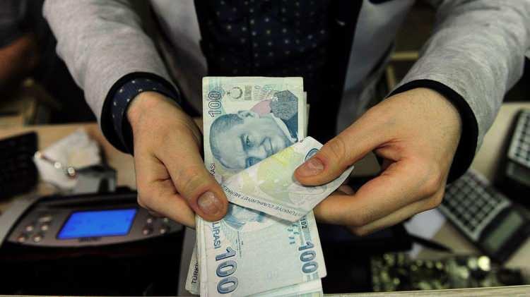 <p><strong>Emekli olma yaşıyla birlikte emekli aylığı hesaplama yöntemlerinde de değişiklik oldu mu?</strong></p>
<p>2000'den itibaren emekli aylıkları ortalama aylık ücret, her yıla ait prime esas kazanç, kazancın ait olduğu yıldan emekli aylığı talep edilen tarihe kadar güncelleme katsayısı ile bulunuyor. Emekli aylığı ortalama kazanç aylık kazanç bağlama oranıyla çarpılarak bulunuyor.</p>