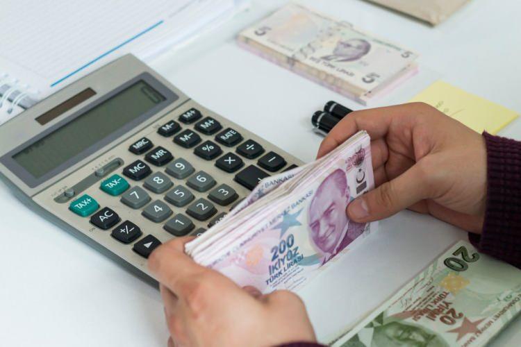 <p><strong>Yaşı doldurup çalışılırsa emeklilik aylığı düşer mi?</strong></p>

<p>Daha önceki dönemlerde SGK'ya yapılan bildirimde prime esas kazançlar yüksek, prim süresi olduktan sonraki dönemde bildirilenler düşükse (örneğin asgari ücret üzerinden yatırılıyorsa) emekli aylığı düşer.</p>
