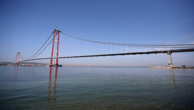 <p>Bu süreçte kara yolu bağlantıları, otoyol çalışmaları, köprünün diğer işlemleri ve teknik çalışmalar gibi diğer unsurlar tamamlanacak.</p>

<p> </p>

