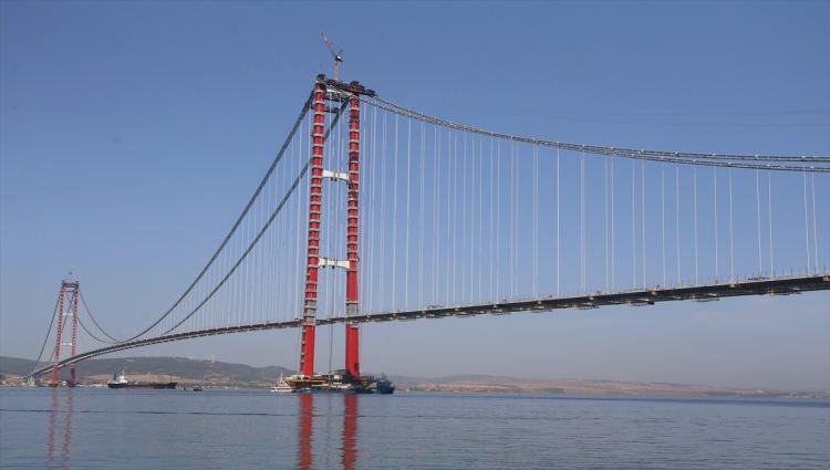 <p><span style="color:rgb(41, 43, 44)">Gece ve gündüz çift vardiya yapılan aralıksız montaj işlemi süresince bazı günlerde </span><span style="color:rgb(41, 43, 44)">Çanakkale</span><span style="color:rgb(41, 43, 44)"> Boğazı transit gemi geçişlerine kapalı tutuluyor. Diğer günlerde ise belirlenen bölgelerde gemi trafiği tek yönlü işletiliyor.</span></p>
