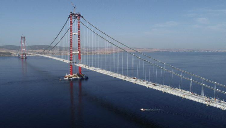 <p><span style="color:rgb(41, 43, 44)">Özellikleri itibarıyla "simgelerin köprüsü" olarak anılan, mühendisliğindeki ince detaylarla öne çıkan, "dünyanın en uzun orta açıklıklı köprüsü" olacak 1915 </span><span style="color:rgb(41, 43, 44)">Çanakkale</span><span style="color:rgb(41, 43, 44)"> Köprüsü'nün iki ayak aralığı, Türkiye Cumhuriyeti'nin kuruluşunun 100'üncü yılına atıfla 2023 metre olarak tasarlandı.</span></p>