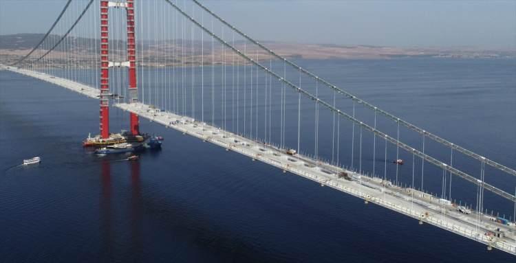<p>"2x3" şeritle hizmet verecek köprünün tabliyesi 3,5 metre yüksekliğe sahip. Tabliyenin her iki tarafında inşa edilecek yürüme yolları, bakım onarım amacıyla kullanılacak.</p>
<p> </p>