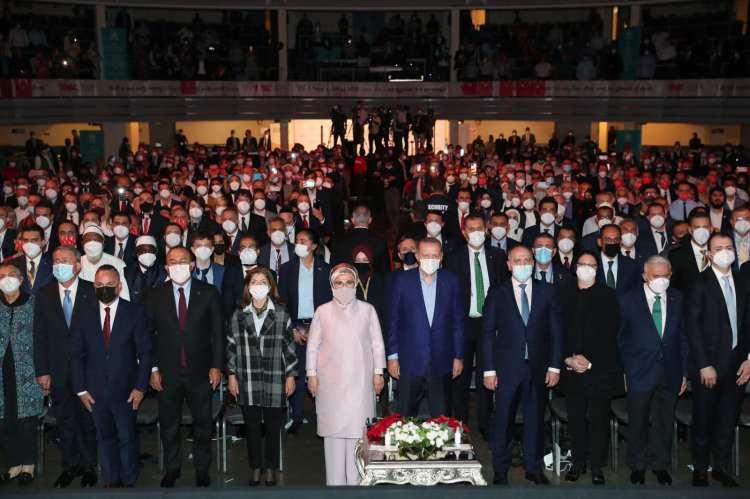 <p>Konuşmasına, kendisini dinleyenleri selamlayarak başlayan Cumhurbaşkanı Erdoğan, <strong><em>"Buradan sizlerin aracılığıyla kalpleri bizimle atan tüm mazlumlara ve mağdurlara selamlarımı gönderiyorum. Dünyanın farklı köşelerinde Müslüman olarak hayata tutunma mücadelesi veren tüm kardeşlerime selamlarımı iletiyorum"</em></strong> dedi.</p>
