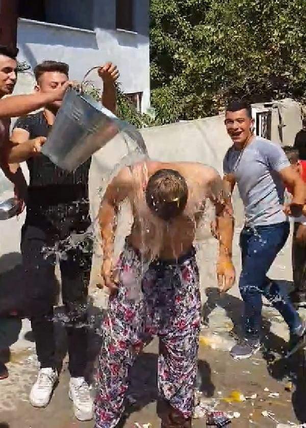 <p>Damat İbrahim Can Özkan, mahallelerindeki durumun adet haline geldiğini ve alıştıklarını söyleyerek, “Arkadaşlarımın bana yapmış olduğu bir şaka. Yumurta kırdılar, banyo yaptırıp, zorla çok sayıda kek, tatlı yedirdiler.</p>
