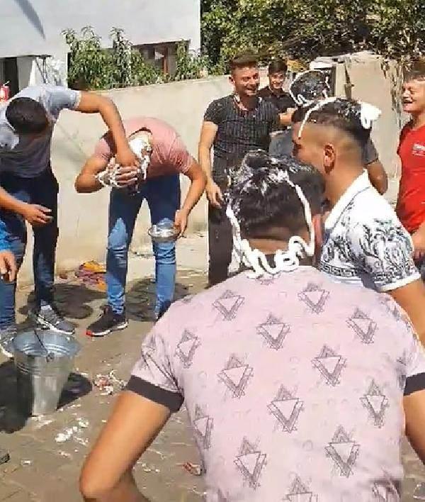 <p>Çok farklı bir duyguydu. Yumurtalar kafama geldiğinde ise kötü kokuyu hissettim. Ben de daha önce arkadaşlarıma yapmıştım ve o anlar aklıma geldi” dedi.</p>