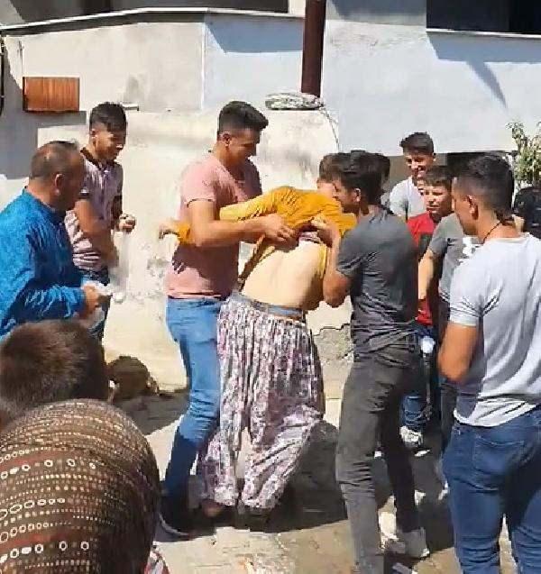 <p>Sağdıçlar çan takar, yumurta kırar. Farklı görünse de biz çok mutlu olduk, gurur duyduk. Neşeli bir şekilde sağdıçlar bu adetleri uygulayıp, gönlünden kopan paraları veriyor” diye konuştu.</p>