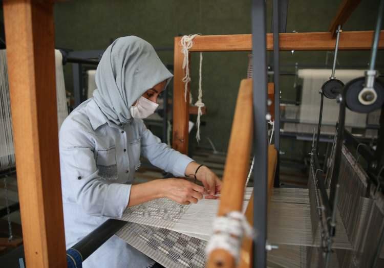 <p>Proje kapsamında dokuma, tanıtım ve pazarlama, kooperatifçilik, dijital pazarlama ve e-ticaret konularında eğitim verilecek 50 kadının, katma değerli ürünler üreten, ürünü markalaştıran, ayakları üzerinde durabilen ve istihdama katkı sağlayan kadın kooperatifi kurarak kendi işlerinin patronu olması sağlanacak.</p>