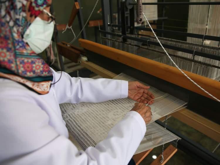 <p>Uygulamaya koydukları 18 aylık projeyle bir yandan kadınların ev ekonomilerine katkı sağladığını ifade eden Yılancı, diğer yandan da Tamzara dokumasının yaşatılmaya devam edildiğini kaydetti.</p>
