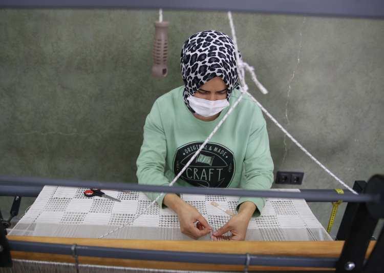 <p>Yılancı, Tamzara dokumasıyla ilgili, ilk olarak 2010'da Avrupa Birliği destekli bir proje uygulandığını belirterek, son uygulanan DOKA destekli projeyle gelinen noktada da Tamzara dokumasıyla ilgili nihai hedefe ulaşmak üzere olduklarını aktardı</p>