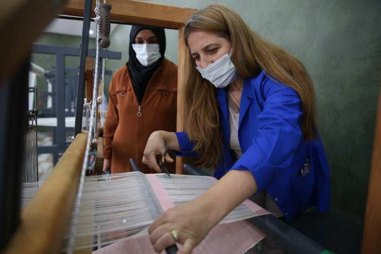 <p>Kursiyerlerden Sibel Toy da yaptıkları dokumaları satarak kazanç elde ettiklerini belirterek, "Belediye ve DOKA desteğiyle bir kooperatif kurduk, projemiz daha yeni, ileride projenin oturmasıyla daha çok ekonomik kazanç sağlamayı hedefliyoruz." dedi</p>
