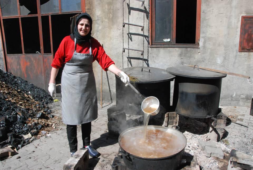 <p>Sosyal medya hesaplarından kozalak pekmezinin satışını yapan Gülten Özsoy, özellikle pandemi döneminde kozalak pekmezine olan ilginin arttığını belirtti. </p>
<p> </p>