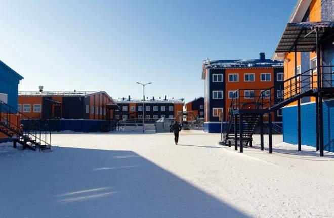 <p>Rusya'nın en önemli doğal gaz yatakları ve sıvılaştırılmış doğal gaz (LNG) işleme merkezinin bulunduğu Yamalo-Nenets Özerk Okrugu ismindeki bölgede bulunan kasaba, yaşam koşulları nedeniyle turistlerin de ilgisini çekiyor.</p>

<p> </p>
