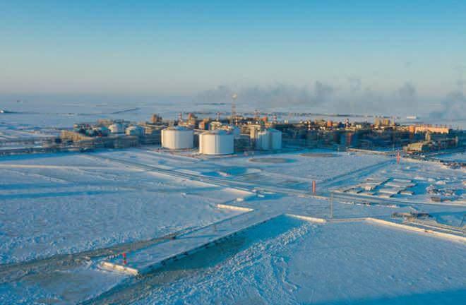 <p>Yamal yarımadasının kuzey doğusunda bulunan Sabetta'daki sıvılaştırılmış doğal gaz (LNG) tesisi, yıllık 16,5 milyon ton LNG üretim kapasitesi ile Rusya'da son dönemde ön plana çıkan projelerin başında geliyor.</p>
<p><strong>Kaynak: NTV</strong></p>