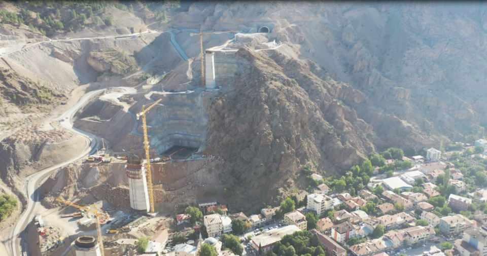 <p>Yusufeli Barajı ile su altında kalacak ilçenin yeni yerleşim yerine 4 viyadükle birlikte toplam uzunluğu 56,7 kilometre olan 40 tünel ile ulaşım sağlanacak.</p>