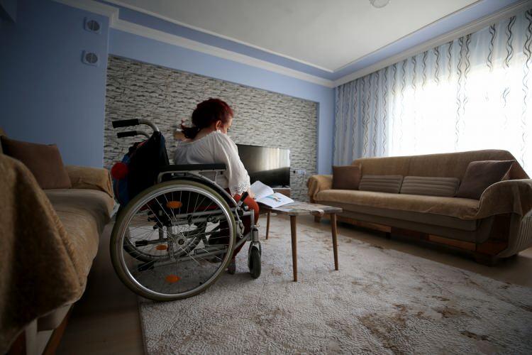 <p>Bilgiye ulaştıkça insanın öz güveninin arttığını vurgulayan Çoban, "Okumak çok güzelmiş. Allah'ın izniyle 'üniversite mezunuyum' dediğim günleri de göreceğim. Çok güzel bir duygu. İnsanlar 'senin azmine hayranım' dediğinde çok mutlu oluyorum. Engelli bireyler kendilerini lütfen kapatmasın evlere. Azmetsinler, mutlaka başaracaklardır." dedi.</p>
<p> </p>
<p> </p>