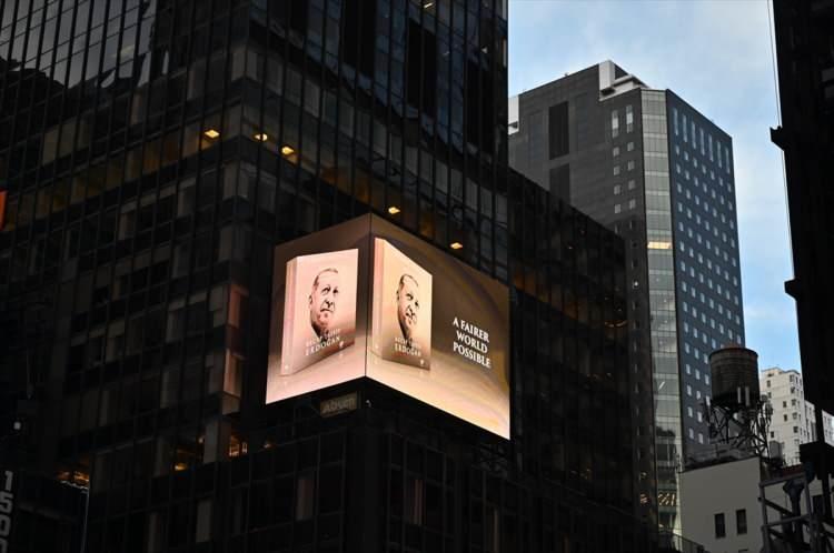 <p>Cumhurbaşkanı Recep Tayyip Erdoğan'ın kaleme aldığı "Daha Adil Bir Dünya Mümkün" kitabı, İletişim Başkanlığının organizasyonu ile New York'un merkezindeki cadde ve sokaklar ile Times Meydanı'ndaki led ekranlarda tanıtıldı.</p>
