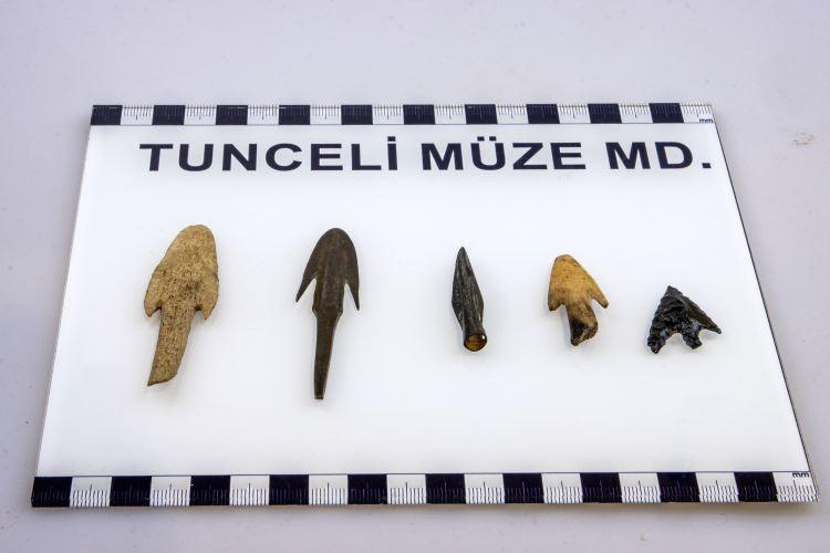 <p> Bunun yanında maden işleme teknolojisinin gelişmesiyle dökme ve dövme tekniği kullanılarak yapılan tunç ve demir ok uçları da müzemiz koleksiyonları içerisinde yer almaktadır." değerlendirmesinde bulundu.</p>