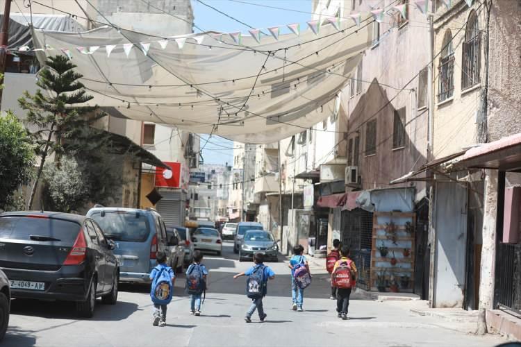 <p>Omzunda M16 tüfek ve belinde tabancası bulunan Filistinli, "Savaşmaya hazırız, geri adım atmayacağız." ifadelerini kullandı.</p>

<p>El-Aksa Şehitleri Tugayı yakınında duran Hamas Hareketinin silahlı kanadı İzzeddin el-Kassam Tugayları'na ait armaları taşıyan kişiler ise açıklama yapmadı.</p>
