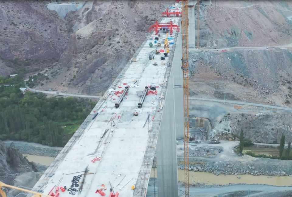 <p>Yusufeli ilçesinde yapımı sürdürülen, 275 metre gövde yüksekliğiyle Türkiye'nin en yüksek, 'çift eğrilikli ince kemer baraj tipi' kategorisinde ise dünyanın 3'üncü en yüksek barajı olacak Yusufeli Barajı'nda sona gelindi. </p>
