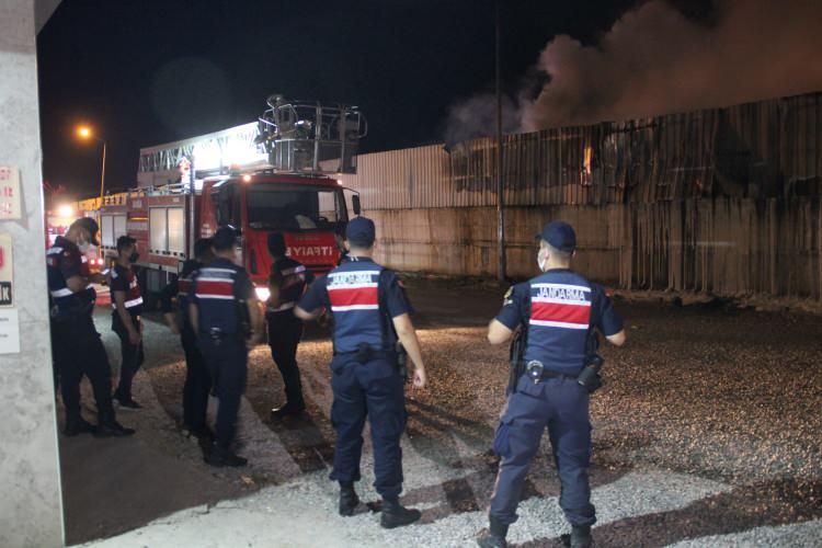 <p>Ekiplerin yaklaşık bir saatlik müdahalesi sonrasında yangın tamamen kontrol altına alınarak söndürüldü.</p>
