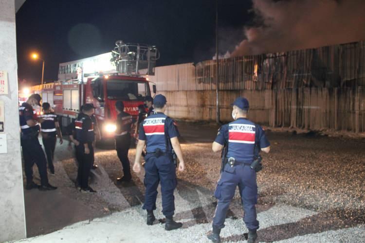 <p>Geri dönüşüm tesisinin hemen yanındaki yaklaşık 200 dairenin bulunduğu bir sitenin sakinleri ise duruma tepki gösterdi. </p>