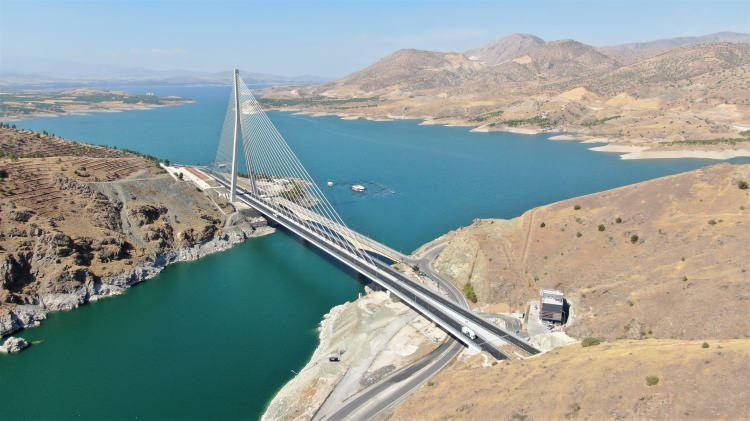 <p>Toplam uzunluğu 5 bin 155 metre olan projede 2 bin 400 metre uzunluğunda çift tüp tünel, bir adet 660 metre gergin eğik kablolu köprü ve bir adet 123 metre uzunluğunda betonarme köprü bulunan yeni Kömürhan Köprüsü, ters Y tipi kule olarak tasarlandı. </p>
