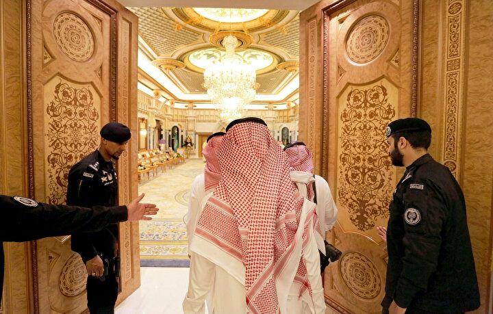 <p>5) Al Suud ya da Suud ailesi: Serveti: 100 milyar dolar, Suudi Arabistan. Kraliyet ailesi listede bulunan tek Arap aile.</p>
<p> </p>