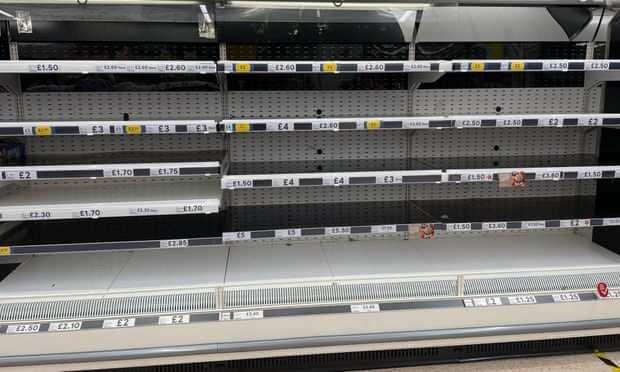 <p>Öte yandan, enerji şirketi BP ve Tesco Alliance'ın, ülkede "çok az sayıda" petrol istasyonunun kapatılacağını duyurmasının ardından benzin istasyonları önünde de uzun kuyruklar oluştu.</p>
<p> </p>