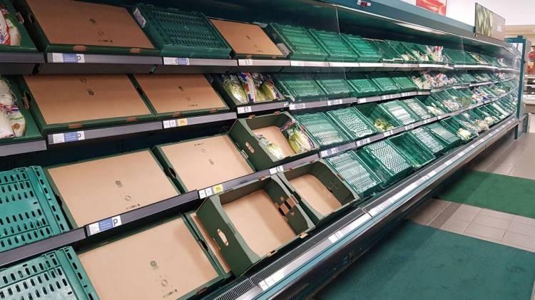 <p>BP ve Tesco Alliance'ın, ülkede yeterli sayıda nakliye aracı sürücüsü olmaması nedeniyle az sayıda petrol istasyonunun geçici olarak kapatılacağını duyurması araç sahipleri arasında endişeye neden oldu.</p>
<p> </p>