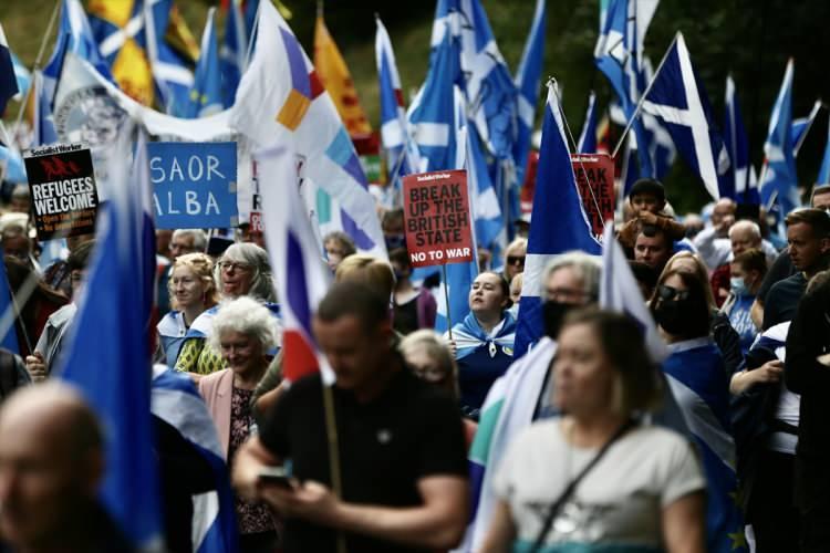 <p>Başka bir gösterici ise Brexit'le Avrupa Birliği'nden (AB) ayrılmak zorunda kaldıklarını belirterek "Avrupa'nın parçası olmak istiyoruz. Brexit nedeniyle merkezi hükümete çok kızgınız ve bağımsızlığı yürekten istiyoruz." diye konuştu.</p>
<p> </p>