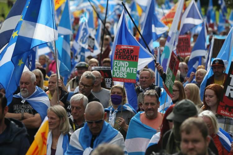 <p><strong>2023 sonunda bağımsızlık referandumu beklentisi</strong></p>
<p>İskoç Ulusal Partisi, 2014'te yapılan referandumda İskoçlar yüzde 55'le bağımsızlığı reddetmiş olsalar da Brexit'in durumu değiştirdiğini ve yeni bir referanduma ihtiyaç olduğunu savunuyor.</p>