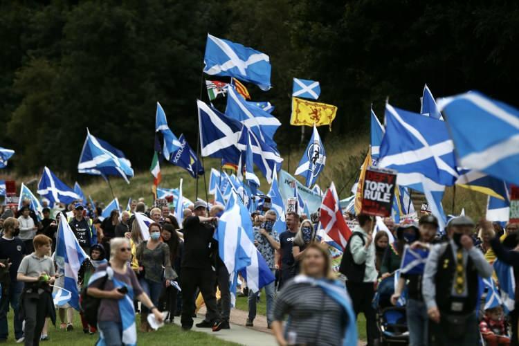 <p>Brexit referandumunda İngilizlerin aksine yüzde 62 karşı oy kullanan İskoçlar, istemedikleri halde AB'den çıkarıldıklarını belirtiyor.</p>
<p> </p>