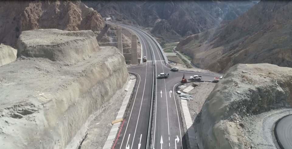 <p> Konya ile Antalya arasındaki 166 metre yüksekliğindeki Eğiste Viyadüğü'nün ardından Türkiye'nin en yüksek ayaklı ikinci viyadüğü olacak ve 150 metre yüksekliğe, 628 metre uzunluğuna sahip Tekkale Viyadüğü de tamamlandı. İşaret ve yön levhaları ile son düzenlemelerin yapıldığı viyadükler, ekim ayında trafiğe açılacak.</p>
<p> </p>