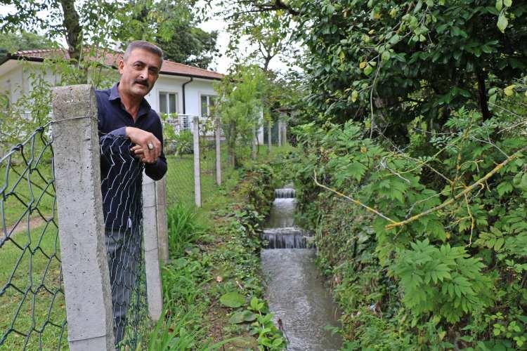 <p>Kartepe ilçesine bağlı Maşukiye Mahallesinde bulunan dere, geçtiğimiz günlerde masmavi oldu. Dereden mavi su aktığını görenler ise durumu muhtar Halil İbrahim Ejderoğlu ve Kocaeli Büyükşehir Belediyesi ekiplerine bildirdi. Mavi rengin kaynağını araştıran ekipler, sudan numune alarak incelemek üzere laboratuvara gönderdi.</p>