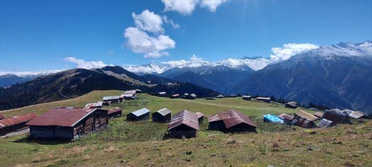 <p>Ulaşıma kapanan Kavron, Samistal ve Gito yaylalarının yolları, İl Özel İdaresi ekiplerince açıldı.</p>