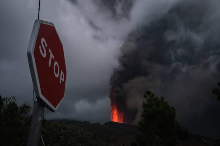 <p>İspanya'nın güneybatısındaki Kanarya Adaları grubunda yer alan La Palma adasında 19 Eylül'den bu yana aktif durumda olan Cumbre Vieja yanardağının şimdiye kadar 400 evi yaktığı bildirildi.</p>
