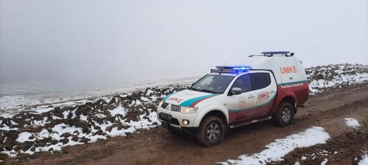 <p>Kars'ta aniden etkili olan kar nedeniyle Allahuekber Dağları'nda mahsur kalan 2 çobanı ekipler donmak üzereyken kurtardı.</p>

