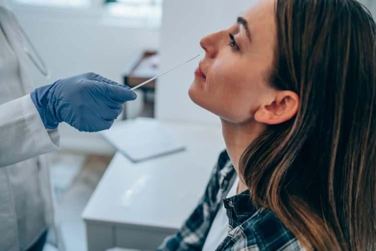 <p><strong>BEŞ TEST SEÇENEĞİNE BAKILDI</strong></p>
<p>Çalışmada beş farklı test seçeneği değerlendirildi: 72 saatlik uçuş öncesi moleküler test ve havaalanında moleküler test; 72 saatlik uçuş öncesi moleküler test ve havaalanında bir antijen testi; sadece havaalanında antijen testi, sadece havaalanında moleküler test veya hiç testin yapılmadığı seçenek.</p>