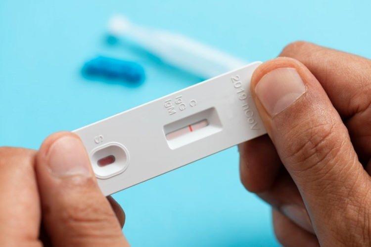 <p><strong>PCR TESTLERİ VE HIZLI ANTİJEN TESTLERİ ARASINDA HANGİ FARKLAR VAR?</strong></p>
<p>Polimeraz zincir reaksiyonu (PCR) testleri olarak da bilinen moleküler testler, Covid-19 tespit etmek için altın standart olarak kabul ediliyor. Bir hastanın mukus veya tükürüğünde corona virüsün genetik materyalini tespit ettikleri için yüksek doğrulukta sonuç veriyorlar.</p>
<p>Ancak, numunenin bir laboratuvara gönderilmesi ve bir profesyonel tarafından analiz edilmesi gerektiğinden, PCR testleri diğer seçeneklere göre daha maliyetli ve sonucun çıkması daha uzun sürüyor. </p>