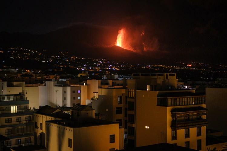<p>İspanya'nın güneybatısındaki Kanarya Adaları grubunda yer alan La Palma Adası'nda 19 Eylül'den bu yana Cumbre Vieja Yanardağı'ndan çıkan lavlar yüzünden 462 ev yandı.</p>
