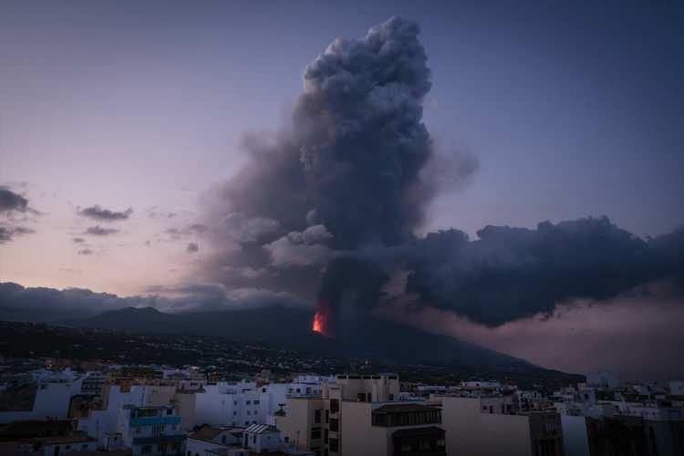 <p>La Palma'da 50 yıl sonra ilk defa bir yanardağın aktif duruma geldiğini hatırlatan uzmanlar, Cumbre Vieja'daki patlamaların birkaç ay daha süreceğini öngörüyor.</p>