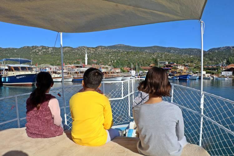 <p>Antalya’nın Demre ilçesinde, Simena Antik Kenti içinde yer alan yarımada biçimindeki Kaleköy’de yaşayan öğrenciler, yaklaşık 1,6 millik tekne yolculuğunun ardından okullarına ulaşabiliyorlar.</p>
