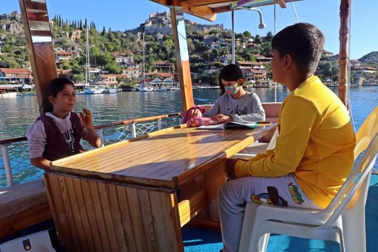 <p>Komşu mahalle Çevreli’deki Bozoğlu- Tarkun İlköğretim Okulu’nda eğitimlerini alan Ömür Karataş, Pınar Demirel ve Hasibe Vergili, her sabah saat 08.30’da tekneyle okula gitmek için yola çıkıyor. </p>
