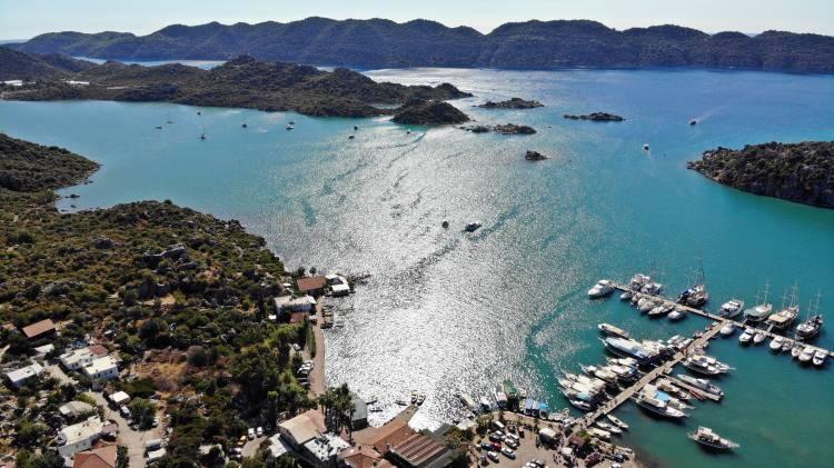 <p>Yolculuk güzergahı Kekova koyu olduğu için fırtına gibi bir engelle de karşılaşmayan öğrenciler kamaralı tekneleriyle güvenli bir yolculuk yapıyor.</p>