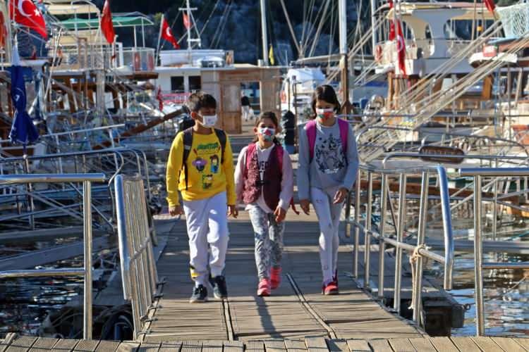 <p>Deniz ve kara servisi devlet tarafından karşılanıyor</p>
<p>Kaleköy’deki öğrencilerin bu yolculuğu 2009 yılından bu yana devam ediyor. Her yıl hem kara hem de deniz servisi için ihaleyle belirlenen taşıma araçlarında, öğrenciler için herhangi bir ücret talep edilmiyor. Çocukların tüm servis masrafları devlet tarafından karşılanıyor.</p>