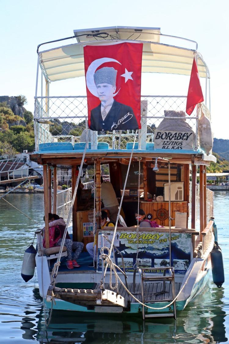 <p>Veliler memnun</p>
<p>Çocuklarının devletin sağladığı ücretsiz deniz ve kara servisiyle okula gitmesinden oldukça memnun olduklarını ifade eden velilerden Durali Demirel, “Çocuğumuz memnun. Yöreye göre buradaki çocuklar tekneye binmeye alışık. Servis için bir para vermiyoruz. </p>